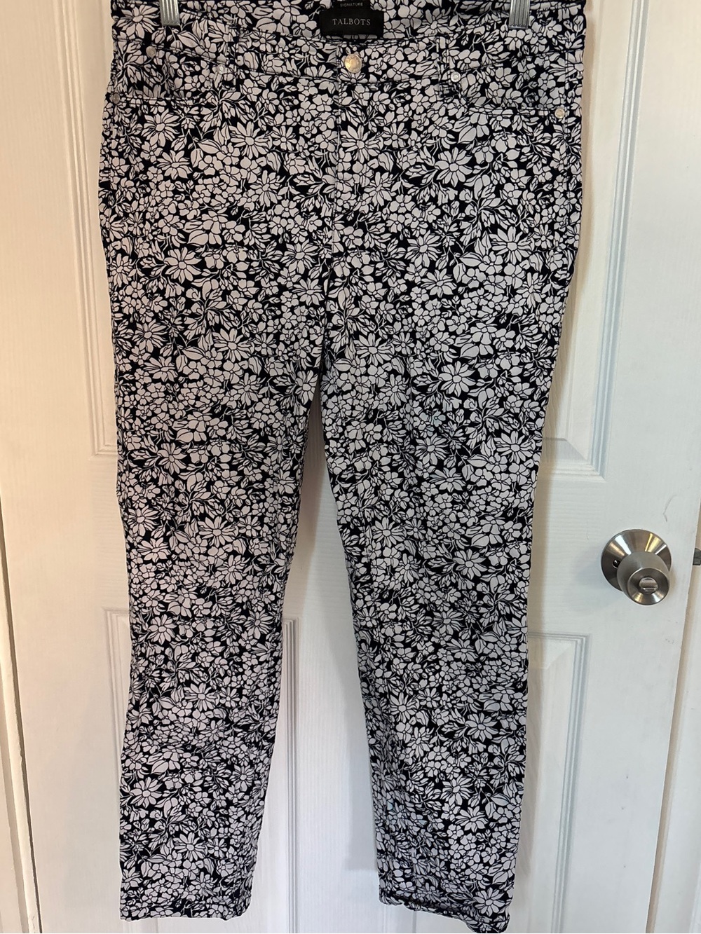 Talbots Siganture Size 16 Super soft velour skinny pants floral black and white